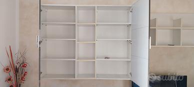 Sala soggiorno con parete attrezzata e cassettoni