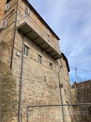 Casa cielo terra con corte, centro Montegranaro