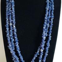 Collana girocollo in pietre irregolari viola