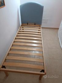 Letto singolo con testiera