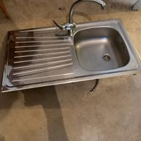 Lavello con rubinetto