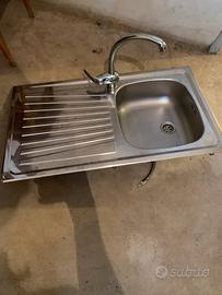 Lavello con rubinetto