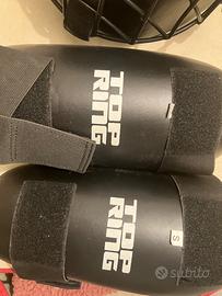 Casco guanti e parastinchi per tecniche di autodif