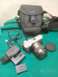 Canon EOS M6 + 18-55 + borsa porta fotocamera
