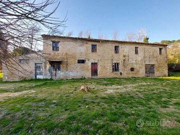 Rustico / Casale di 425 m² con più di 5 locali e b