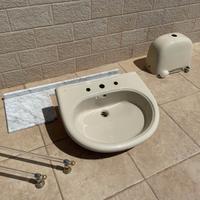 Lavabo bagno e cassetta WC usati