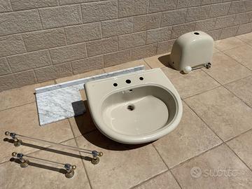 Lavabo bagno e cassetta WC usati