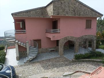 Villa singola più terreno con pozzo artesiano