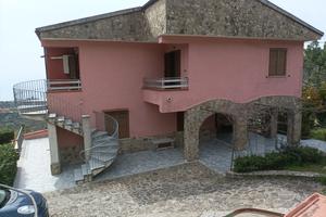 Villa singola più terreno con pozzo artesiano