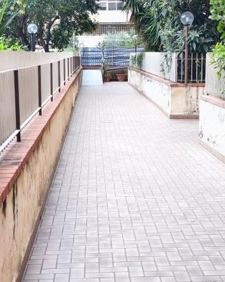 Ampio locale A10 - 337 mq - 4 accessi