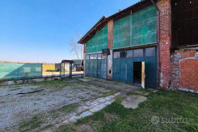 ? Locale indipendente con ampi spazi e giardino -