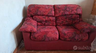 2 divani color rosso bordeaux con stampa floreale
