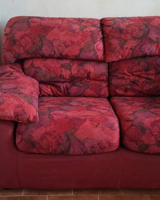 2 divani color rosso bordeaux con stampa floreale