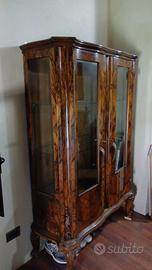 Vetrina in pura noce