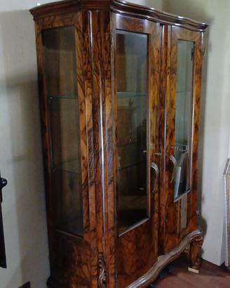 Vetrina in pura noce