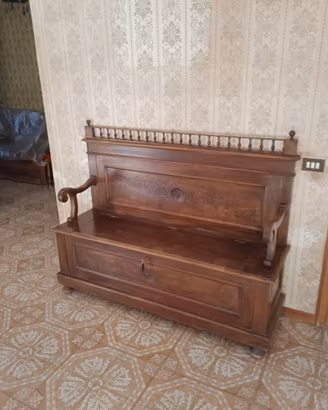 Antica cassapanca in noce fine 800