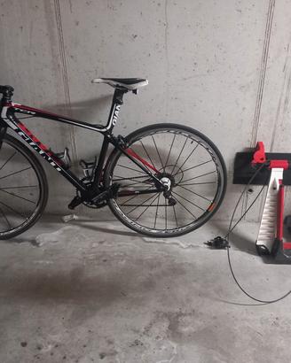 bici da corsa Giant tcr con rullo elite
