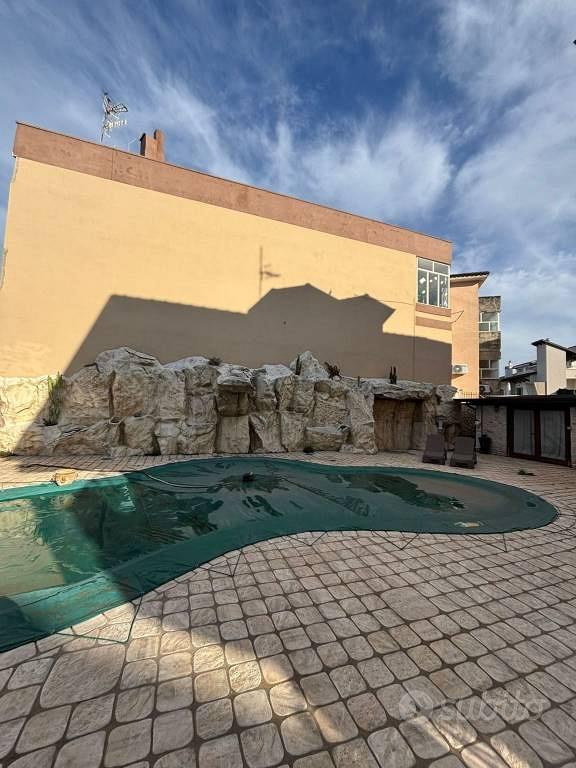 Villa di 415 m² con più di 5 locali a Giugliano in - Vista 3