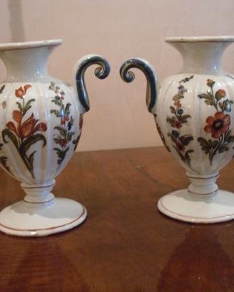 Coppia di vasi in maiolica dipinta
