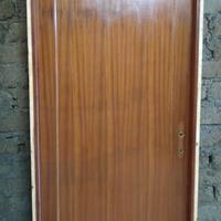 Porte da interno con telaio e maniglie