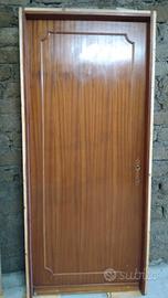 Porte da interno con telaio e maniglie