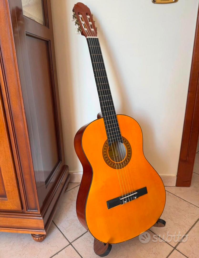 Chitarra Classica Clash 4/4 + Supporto incluso