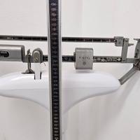 bilancia vintage con altimetro