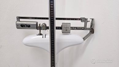 bilancia vintage con altimetro