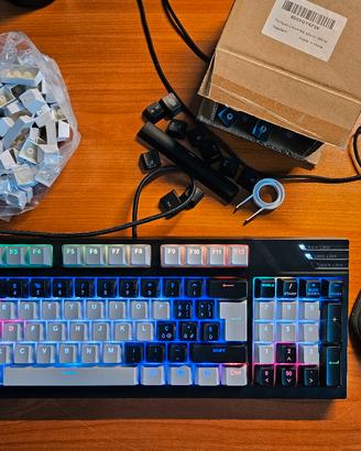 Tastiera meccanica Cooler Master e mouse Razer