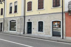 Negozio vetrinato fronte strada