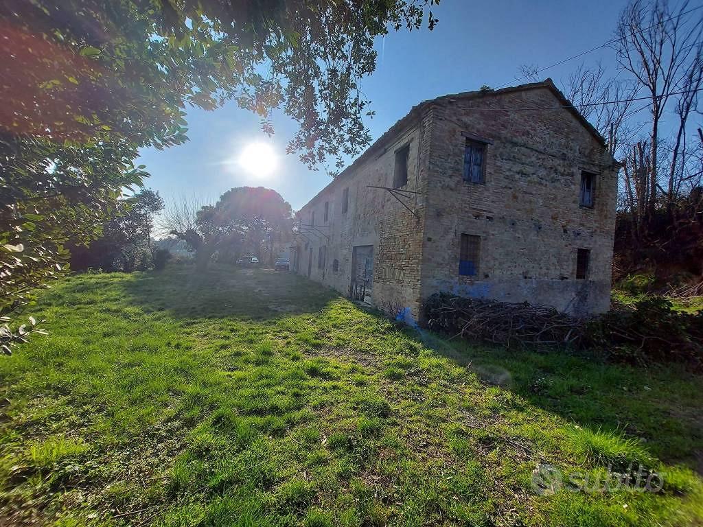 Rustico / Casale di 425 m² con più di 5 locali e b - Altro