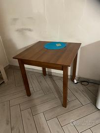 Tavolo Quadrato in Legno – Salvaspazio e Robusto