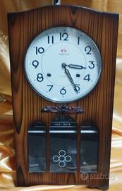 orologio a pendolo in legno