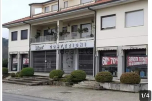 Negozio (doppio) con 6 vetrine