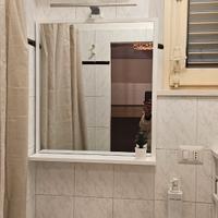 Specchio con mensola e luce integrata