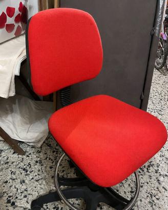 Sedia da ufficio regolabile rossa con ruote – pron