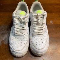 Nike Air Force 1 bianche e nere con linguetta fluo