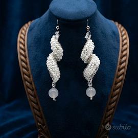 Orecchini eleganti unici curl calcedonio bianco