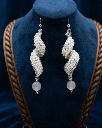 Orecchini eleganti unici curl calcedonio bianco
