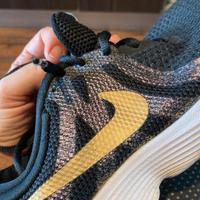 Nike nere e oro