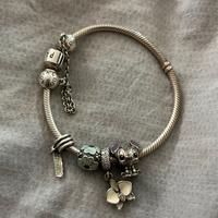 Bracciale con charm Pandora