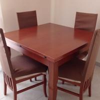 Arredamento  cucina con tavolo e sedie.