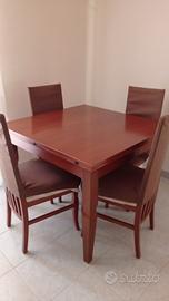 Arredamento  cucina con tavolo e sedie.