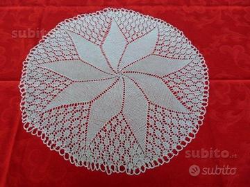 Centrino lavorato ai ferri diametro 35 cm anni '70