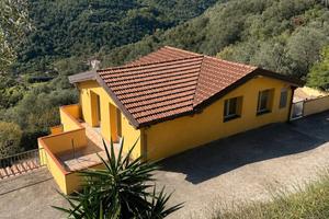 Villino con quattro appartamenti indipendenti