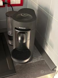 Macchina caffe Nespresso Vertuo Plus Deluxe nera