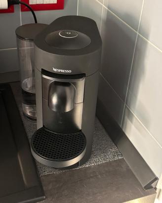 Macchina caffe Nespresso Vertuo Plus Deluxe nera