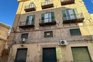 Palazzo / Stabile di 950 m² con più di 5 locali a 