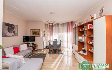 Ampio trilocale piano alto con doppi balconi e cuc