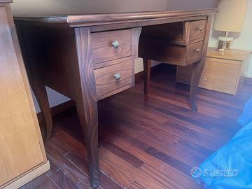 Scrivania in castagno